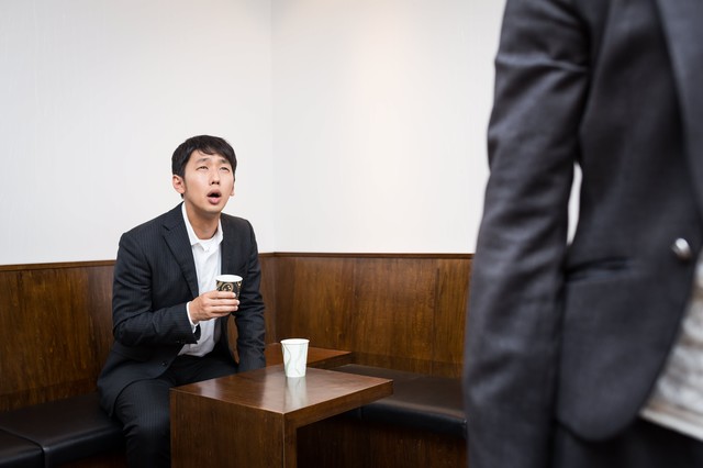 横柄な態度